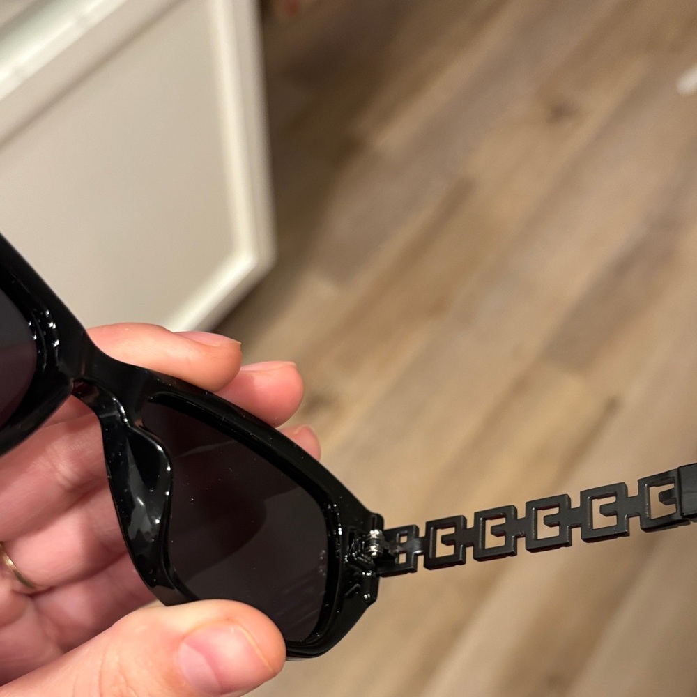 CC Boutique Black Sunglasses with Chain-Detail Temples - Picture 4 of 8